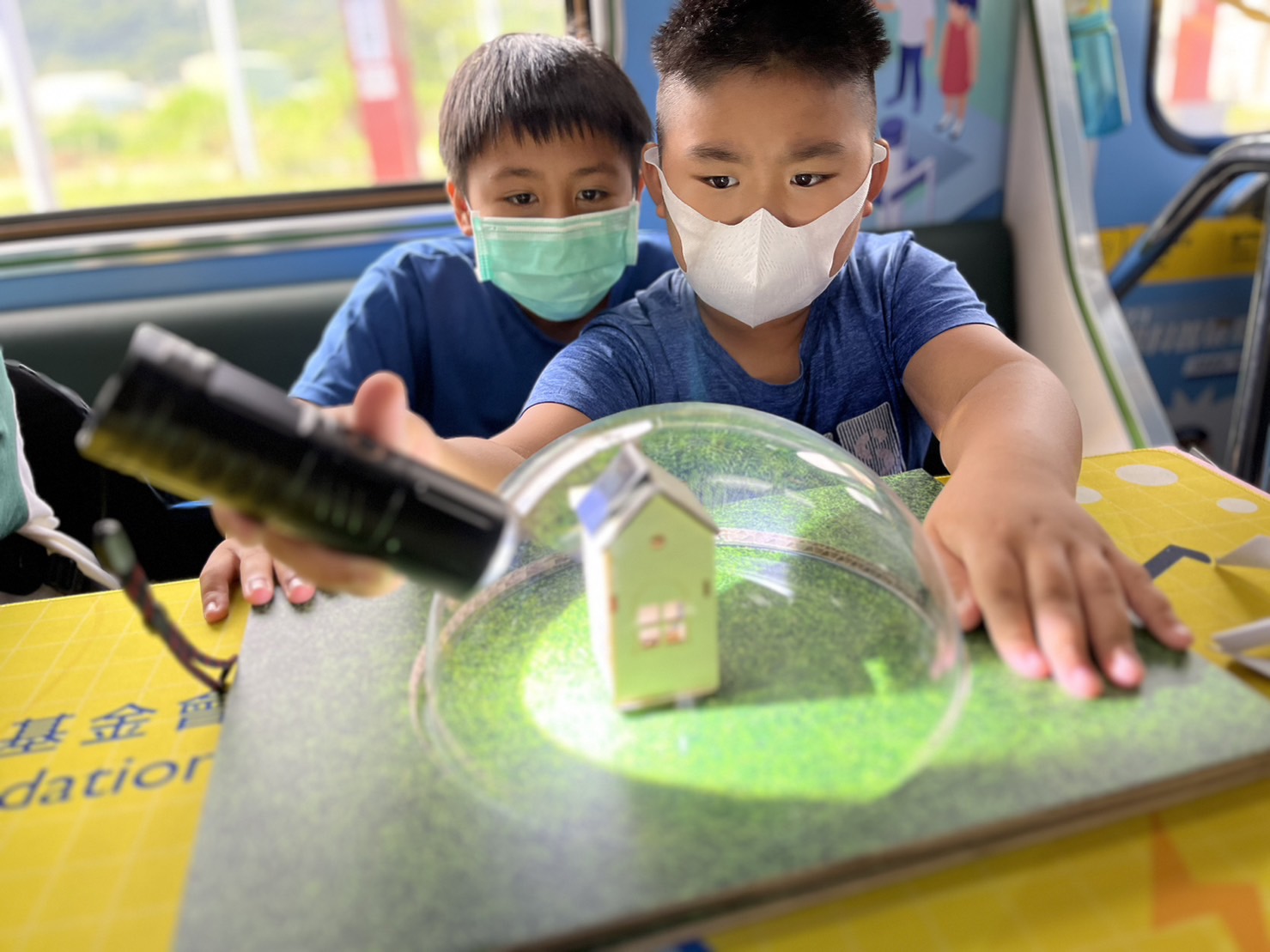 888集团參與基礎科學主題車廂，以STEAM教學精神，設計「逐日科學家」、「太陽能工程師」以及「淨零建築師」三大能源科普課程和實驗